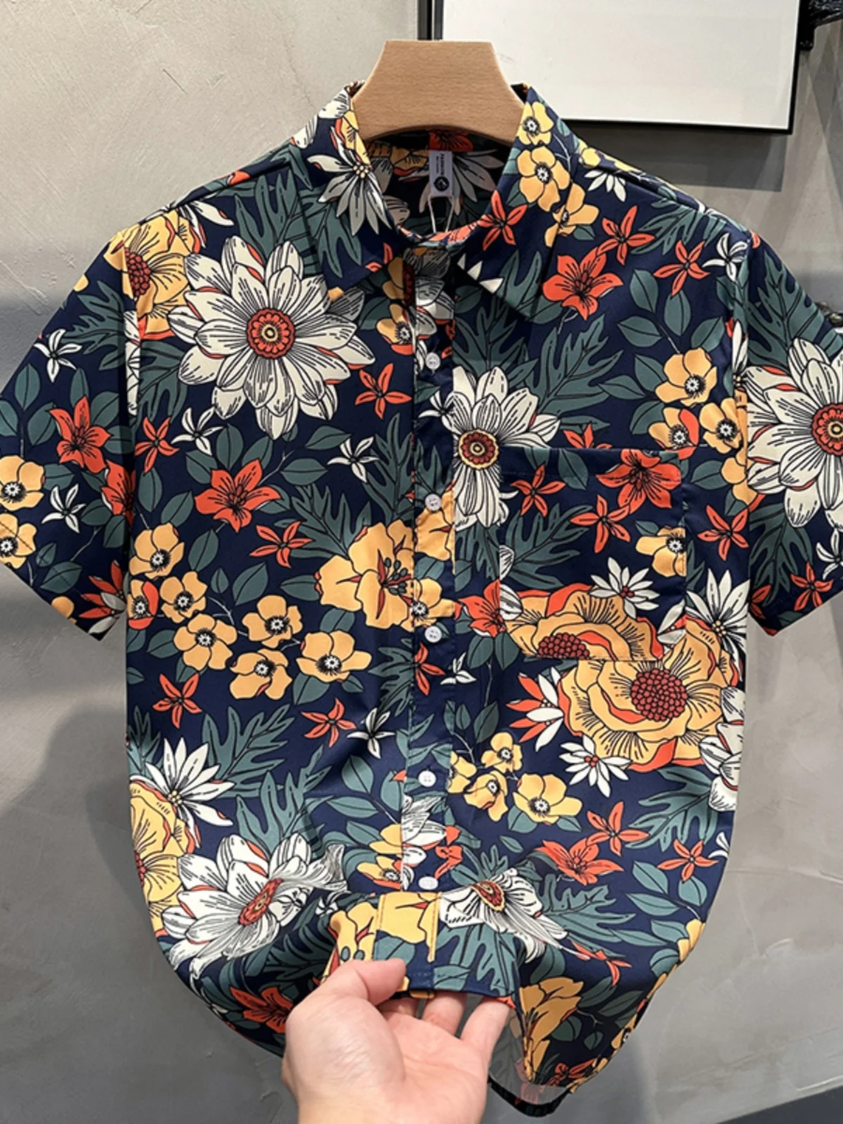 

Men's Summer Short Sleeve Ice Silk Flower Shirt Hawaii Beach Loose Fit Youthful Polyester Fiber Non-Iron Treatment Casual Shirt