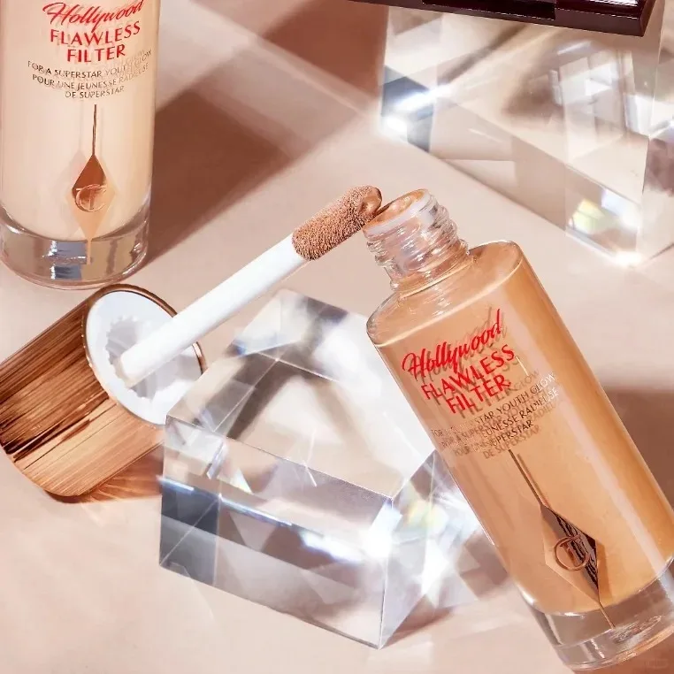 Charlotte Tilbury Liquid Contour Featherlight & Serum Foundation Luminous & Cream Blush Samtiges, wasserfestes, leicht verblendbares Make-up