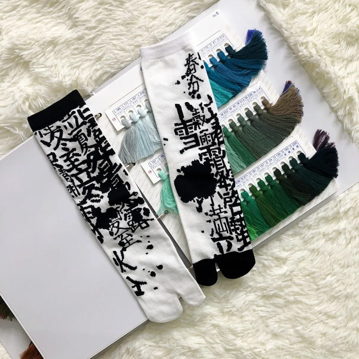Frauen Cartoon Gekämmte Baumwolle Zwei Zehen Socken Japanische Mehrfarbige Jacquard Split Toe Socken Blumen Kunst Nette Mittlere Röhre Tabi Socke – Detail 11