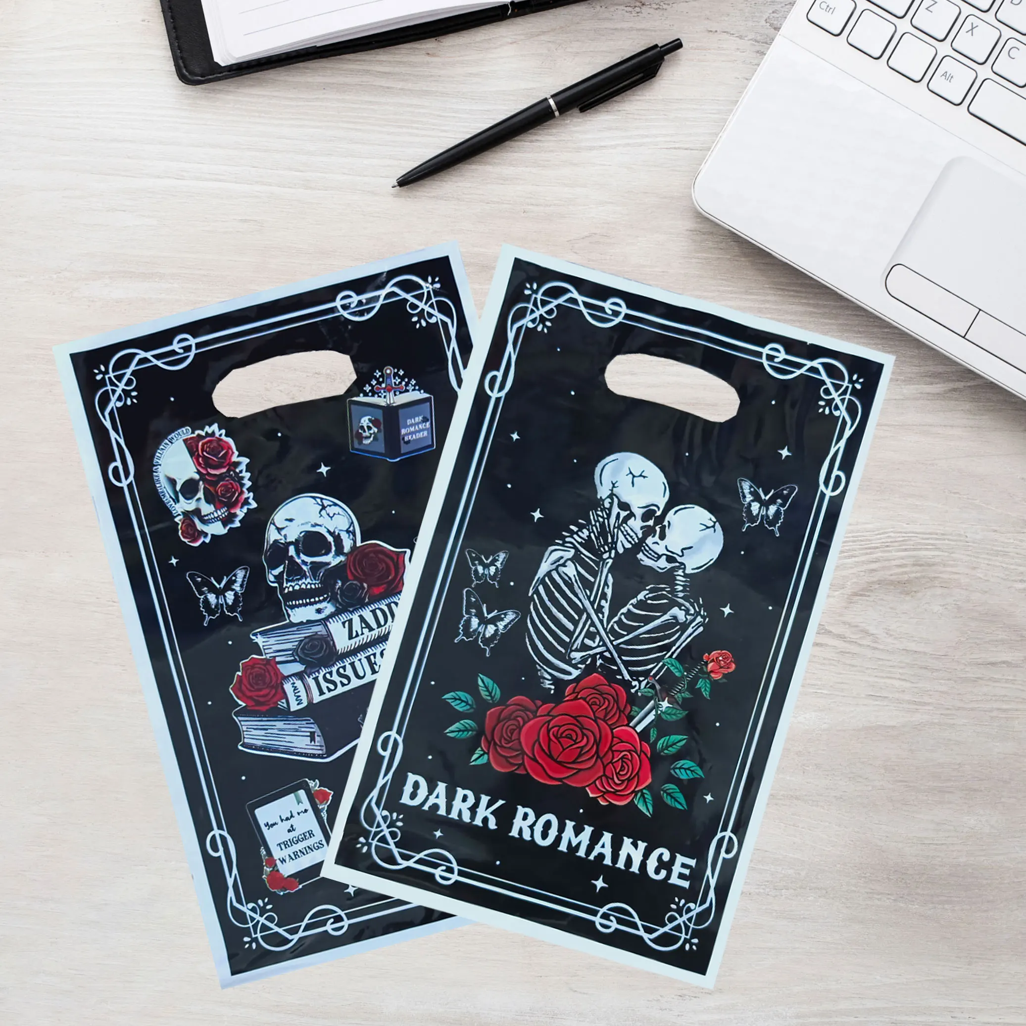 20Pcs/40Pcs Halloween Gift Bags, Skull Roses, Dark Romance Letters, Skull Lovers, Suitable for Holiday Event Party Gift Packaging Bags, Themed Parties and Party Supplies, Party Small Gift Bags. Small Gift Packaging Bags, Return Gift Bags, and Gift Bags Suitable for Birthdays, Holidays, Games, Parties, Celebrations, and Other Occasions.