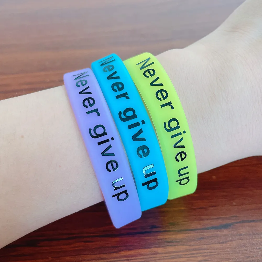 2pcs Never Give Up Silicone Wristband Glow in The Dark Rubber Band Luminous Bracelet Motivational Wrist Strap Inspirational Gift