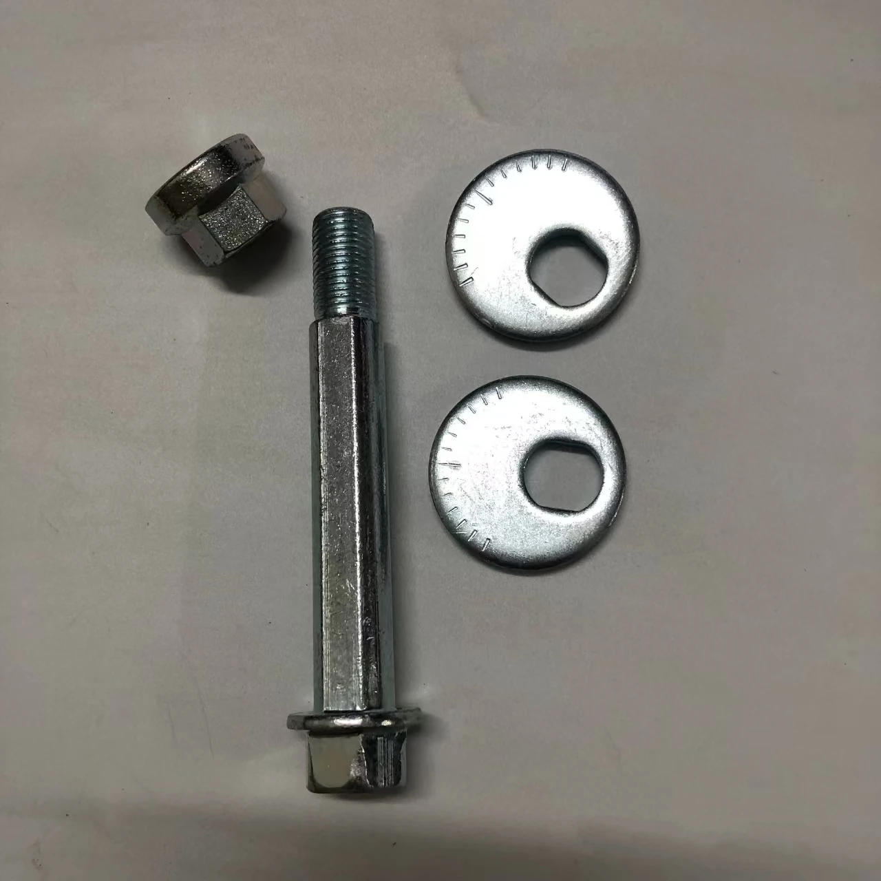 4013A082 4113A053 Parafuso do braço de suspensão Parafusos de ligação do braço oscilante inferior para Mitsubishi Paiero Montero V83W V85W V93W V97W V98W