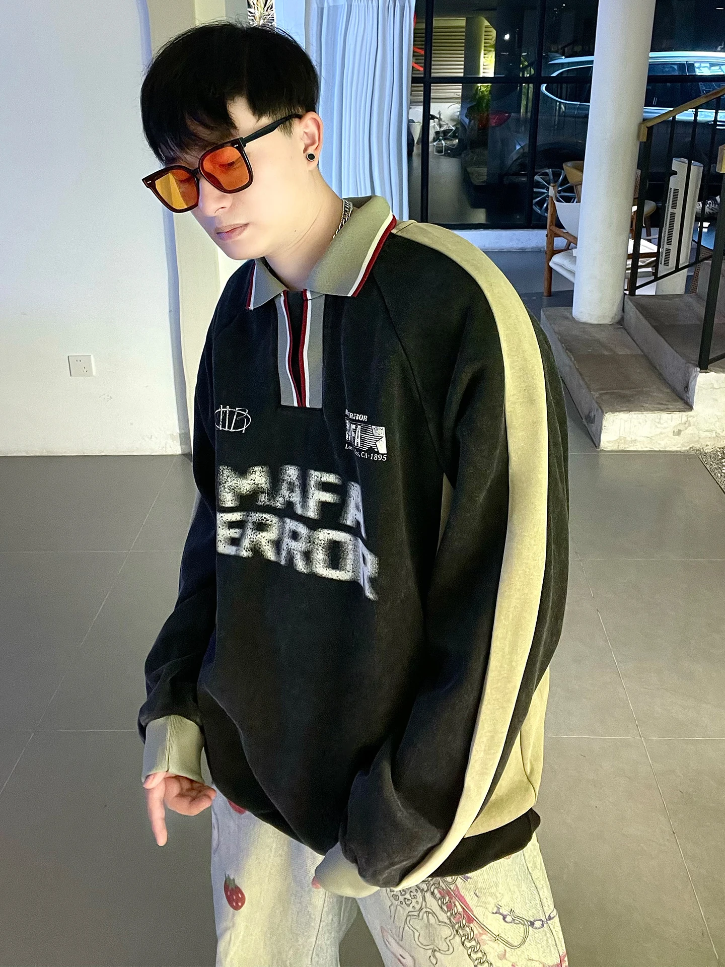 

Американский уличный стиль: модный свитшот с V-образным вырезом, свободный крой, спортивная бейсбольная футболка с длинным рукавом, трендовая верхняя одежда