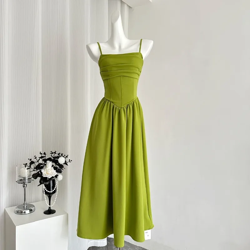 Zakazano palenia zielonych pęczków, sukienek typu slip w kolorze zielonego lasu, damskich wczesnowiosennych i letnich spódnic retro w stylu francuskim.