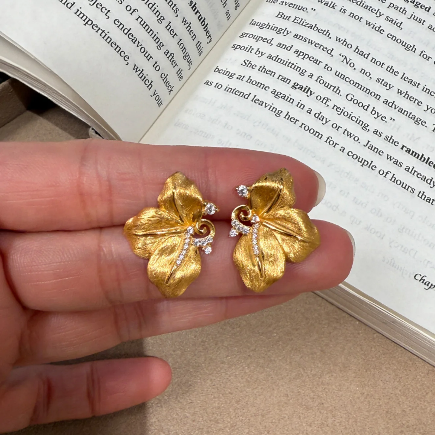 Antique gold craftsm diamonds inlaid petal earrings for women brushed butterfly orchid earring retro charm banquet jewelry gift