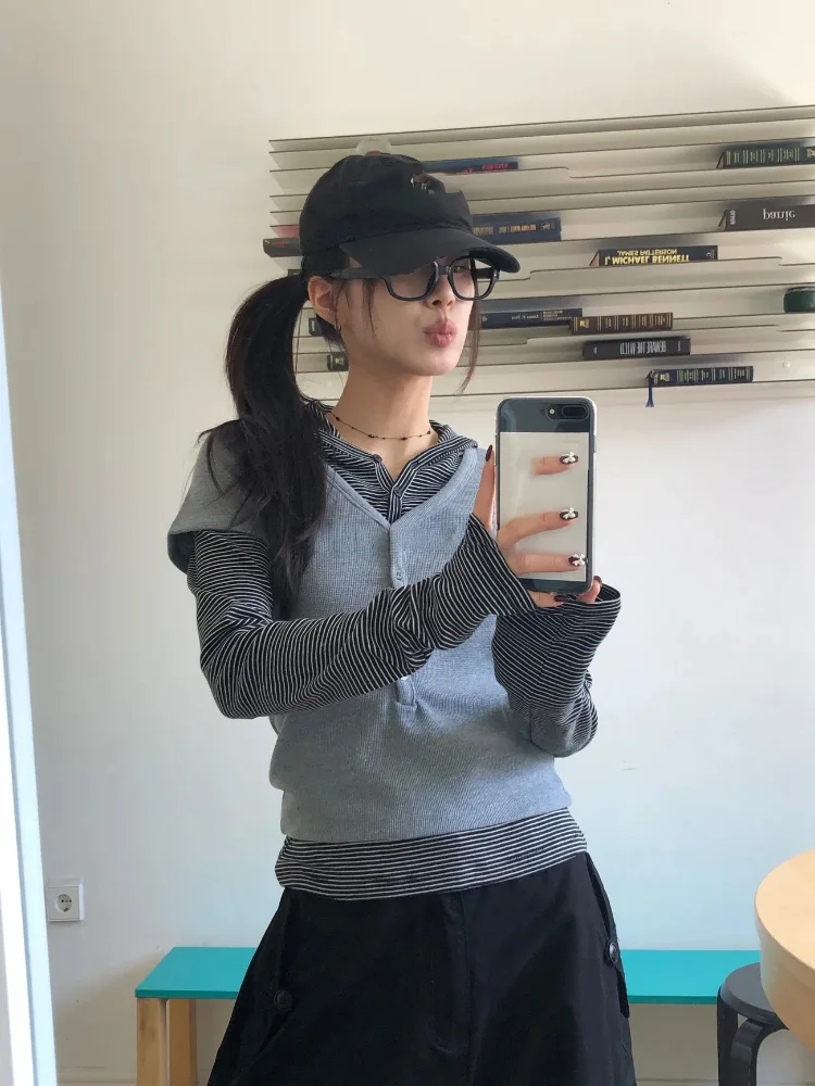 

Korean V-neck Striped Subcultural Hooded T-shirts Y2k Simple Casual Short Sleeve Top For Women Vintage Sets Grunge Graphic Tee