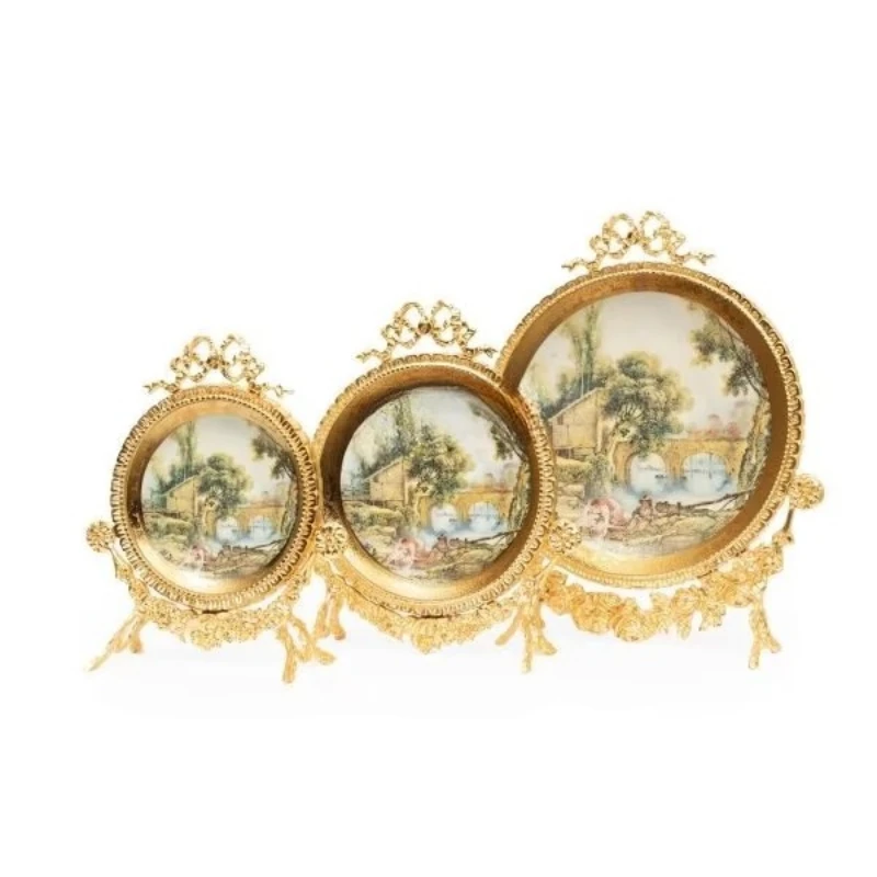 Conjunto de paneles decorativos de latón dorado antiguo con pinturas campestres clásicas y soportes de marco adornados