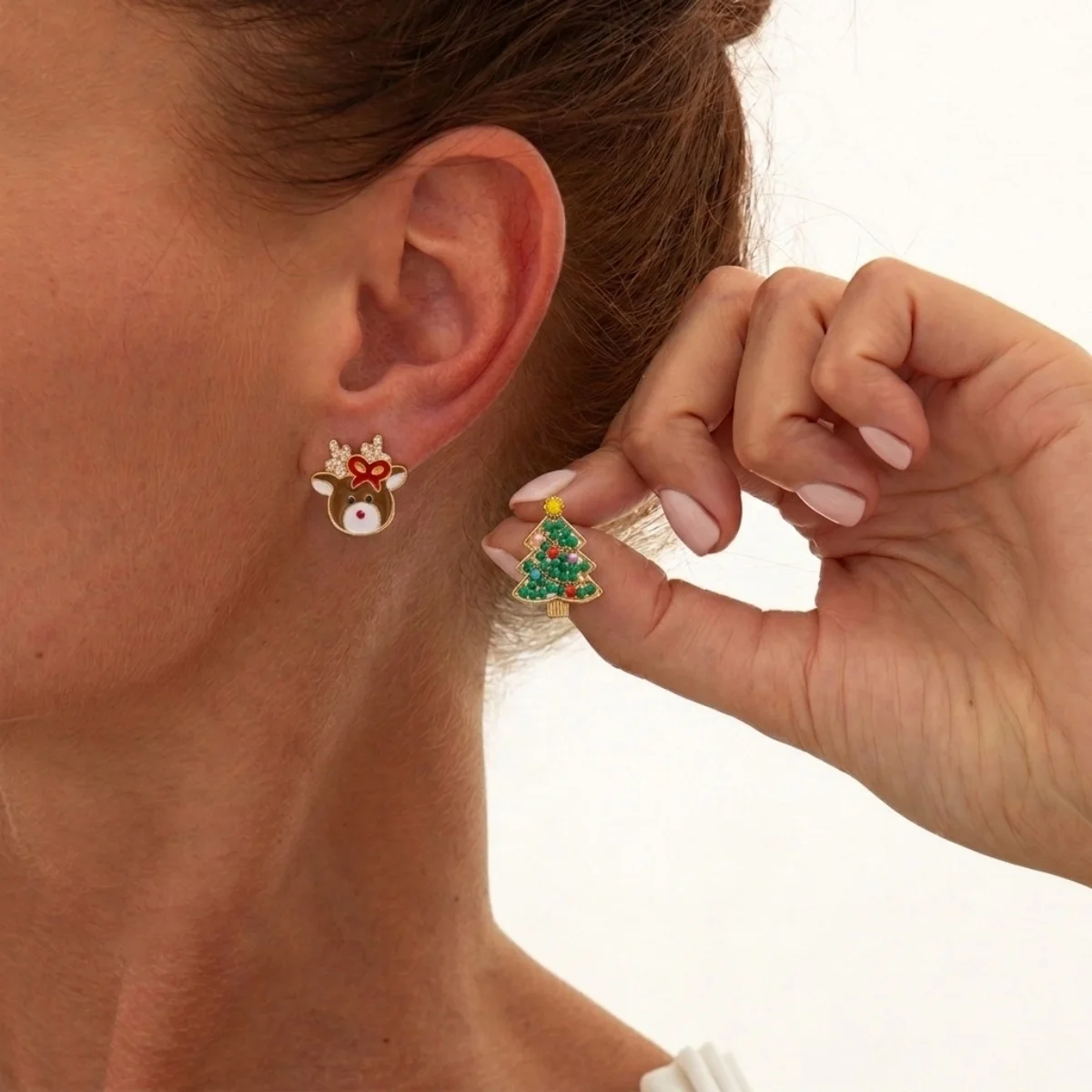 2 Paar/Set Weihnachtsbaum-Schleifen-Hirsch-Ohrstecker für Damen, niedliche Lebkuchenmann-Weihnachtsmann-Schlitten-Krücken-Ohrringe, Schmuck – Detail 4