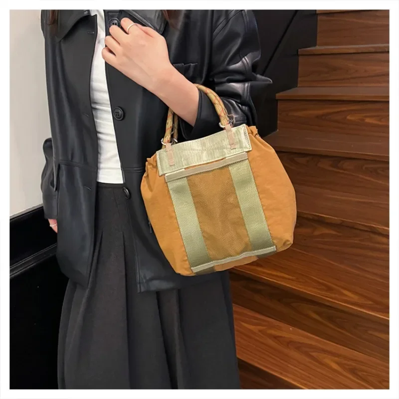 ‌ حقيبة كتف جديدة ذات سعة كبيرة لخريف 2025، حقيبة مصممة من القماش المغسول العصرية للنساء، حقيبة تخفيف يومية أنيقة وواسعة