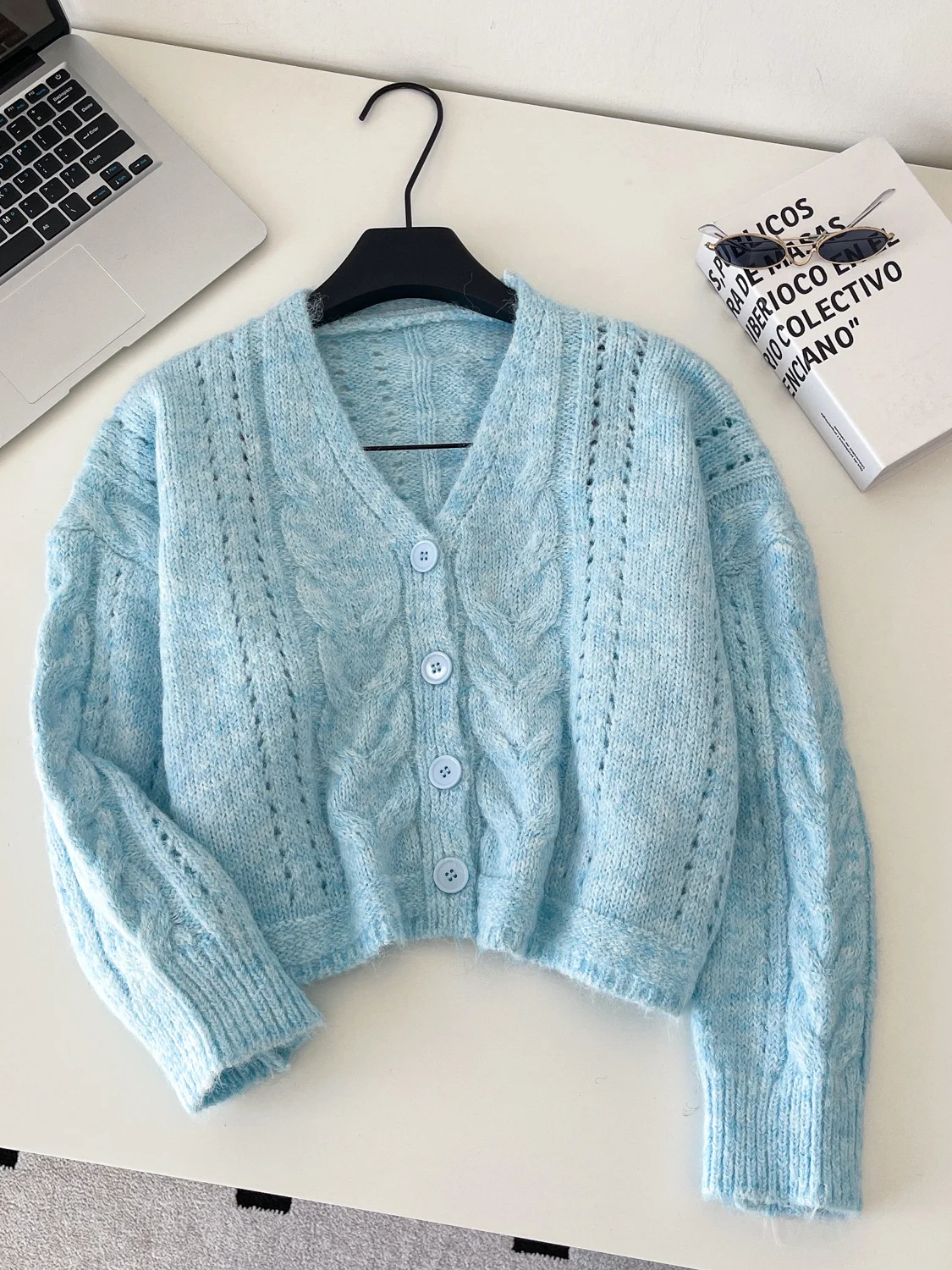 سترة نسائية قصيرة بياقة على شكل V، تصميم فضفاض على الطراز الكوري، نمط كسول، دافئة، محبوكة، موضة الخريف والشتاء، مريحة وعصرية