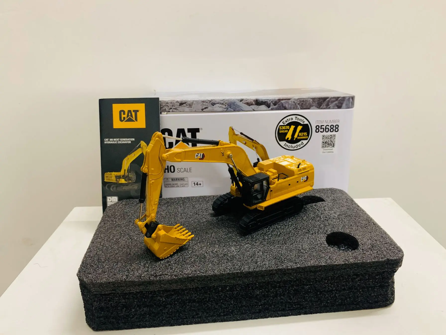 DM 395 Next Generation Hydraulic Excavator 1:87 HO Scale Metal By DieCast Masters 85688 Collectible Model New in Box