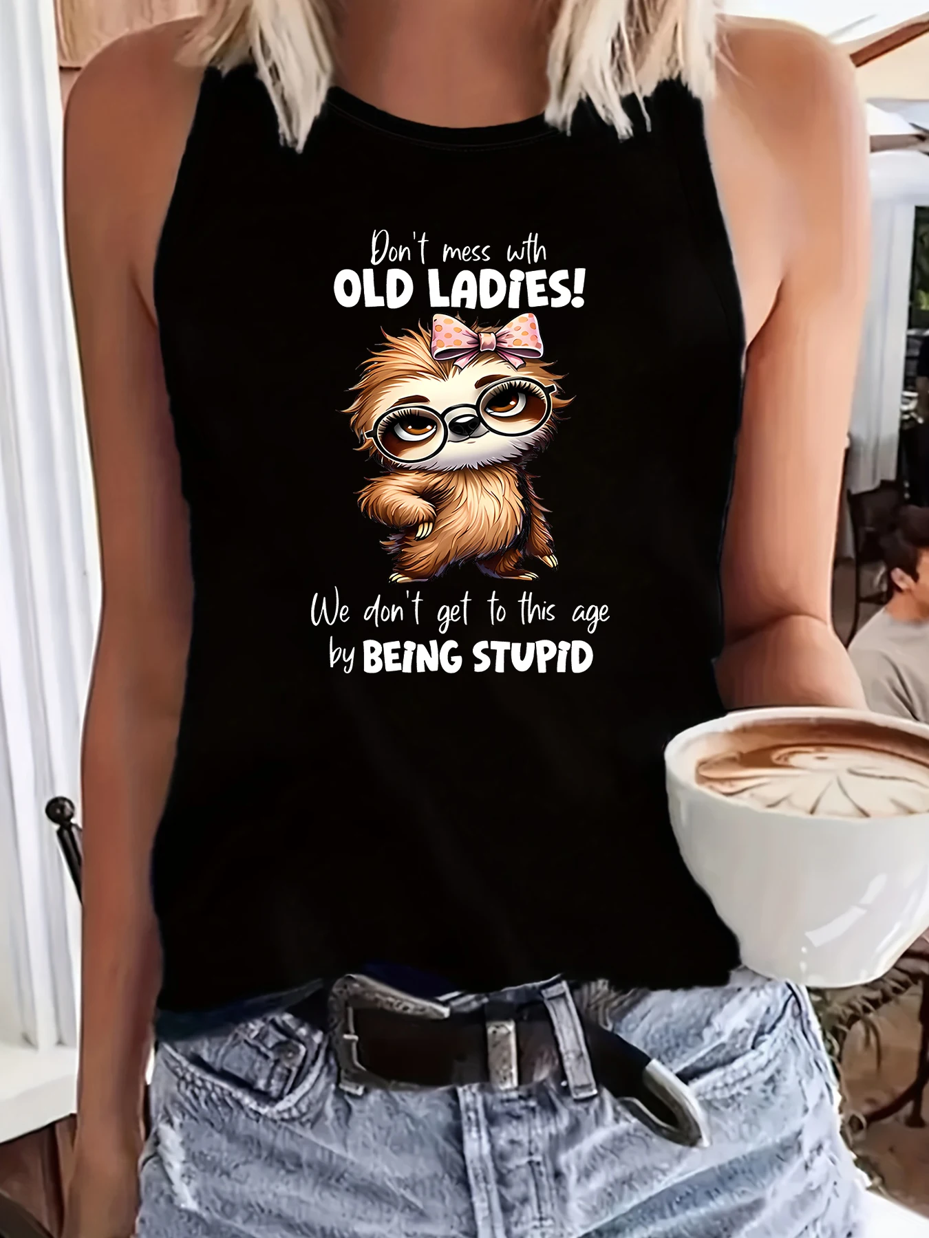 Ärmelloses Sommer-Tanktop für Damen, niedlicher Faultier-Cartoon mit Schleife und lustiger, frecher Aufschrift „Don't Mess with Old Ladies“, lässige Weste – Detail 1