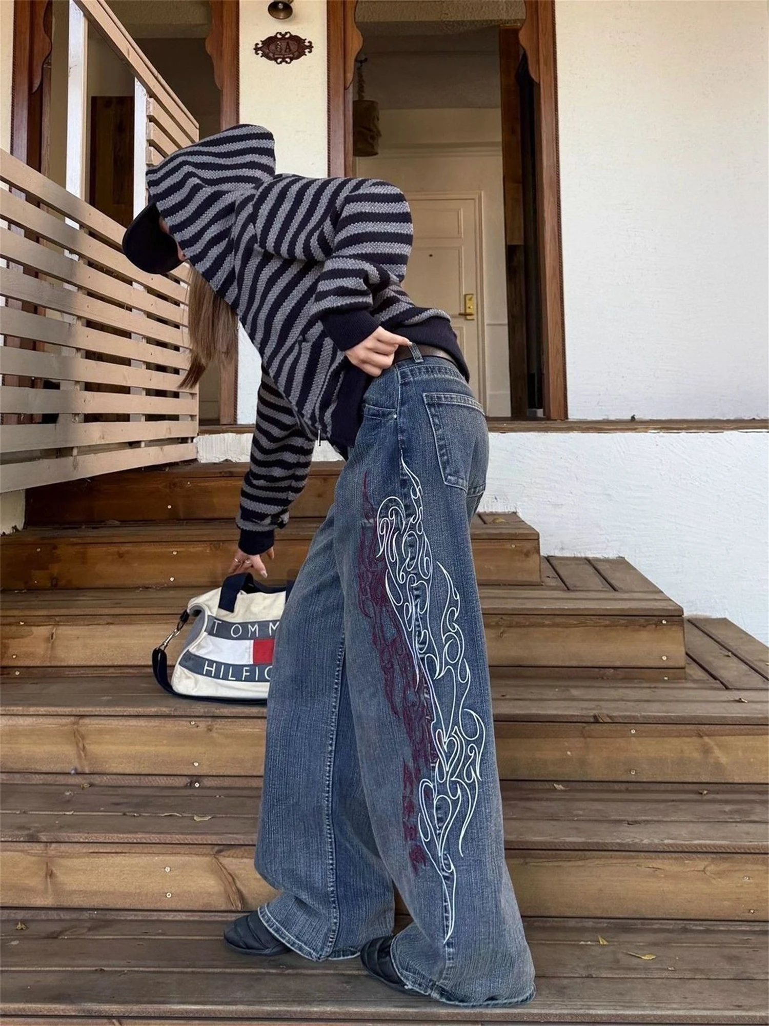女性のヴィンテージバギーワイドレッグジーンズ Y2K 美的刺繍炎パターンルーズフィットデニムパンツストリートファッションズボン