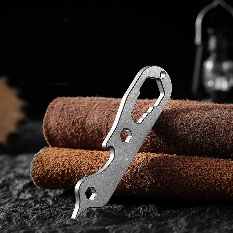 

Outdoor Portable EDC Multifunctional Titanium Alloy Mini Tool, Pry Bar Keychain Bottle Opener Car Emergency Window Breaking Tool