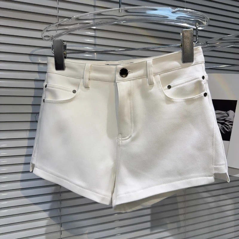 

Новые летние тонкие шорты с заклепками и боковыми разрезами для женщин
