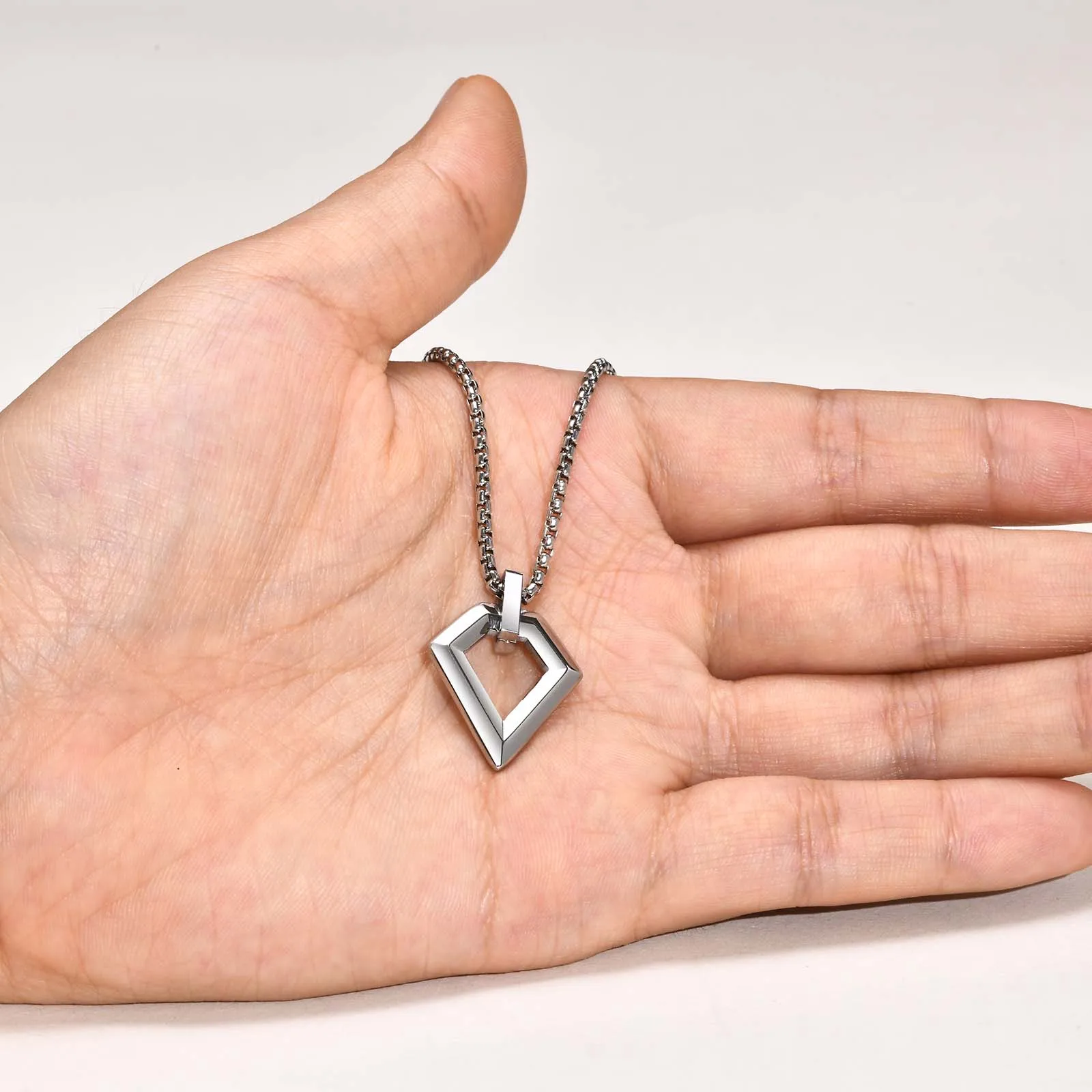 Herren einfache geometrische Halsketten für Jungen, wasserdichter hohler quadratischer Polygon-Anhänger kragen aus Edelstahl, Geschenke für ihn Schmuck – Detail 5
