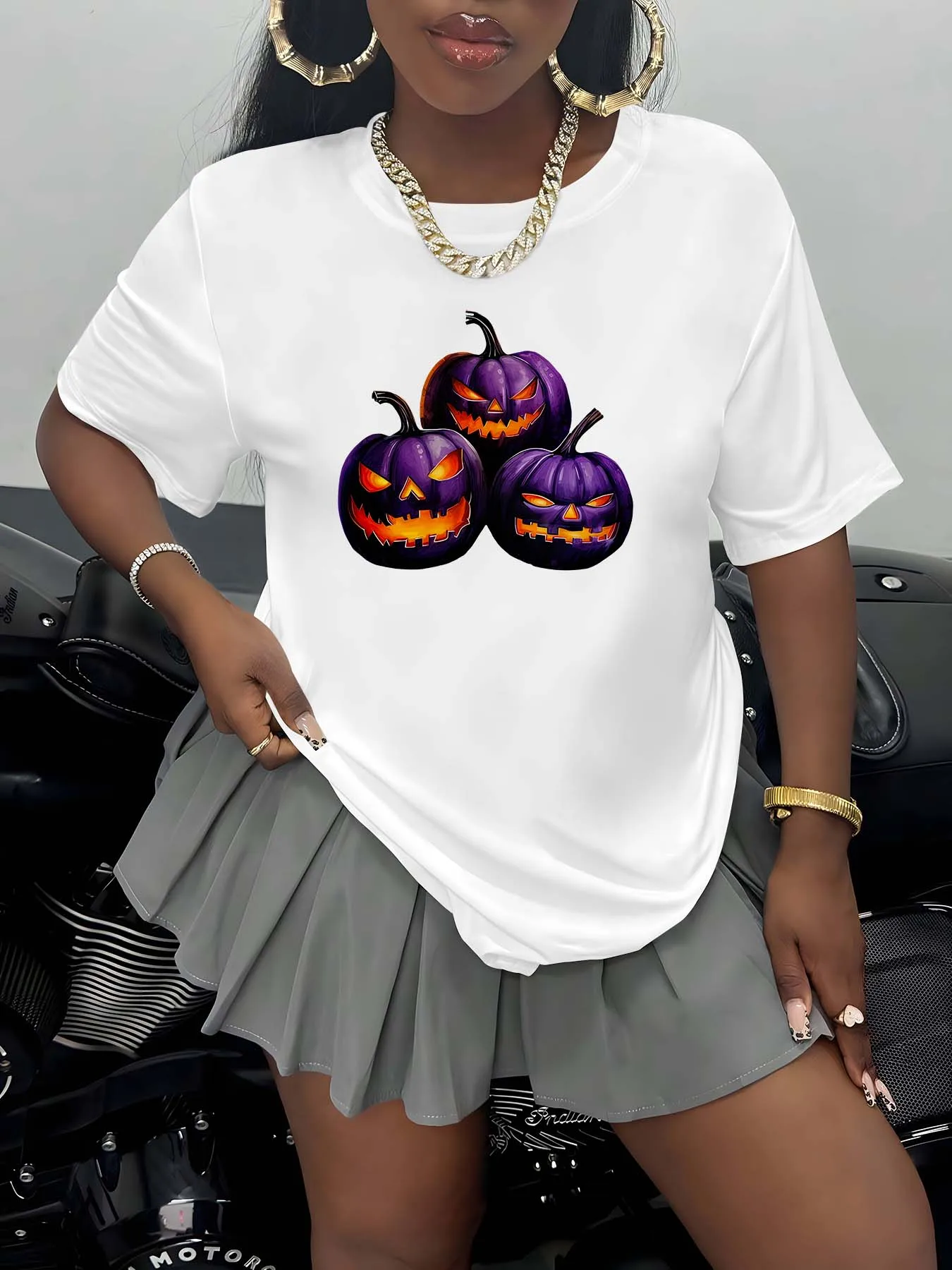Modny element odzieżowy plus size z motywami dyni halloweenowej, który wzbudza uroczą i upiorny klimat świąt.