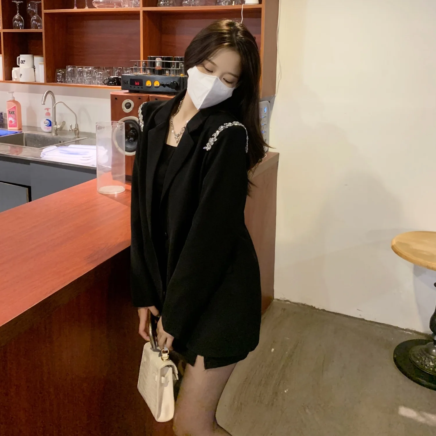 Herbst-Damenbekleidung, hochwertiger Damen-Blazer, Einfachheit, Rüschen, dünn, durchscheinend, zarte Overlay, strukturiertes Doodle