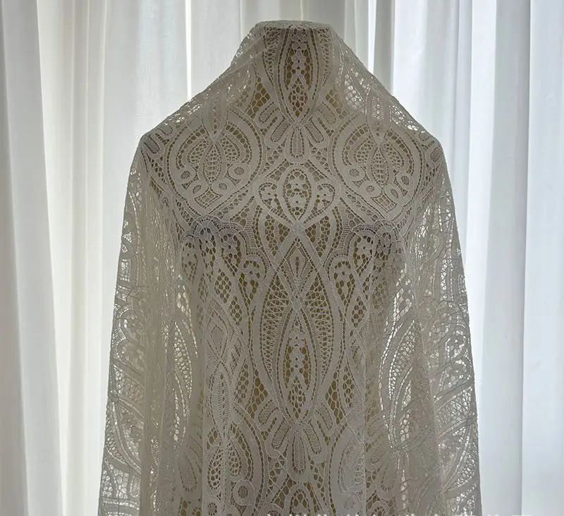 Spitzenwimpernstoff, Spitzenkleid, langes Kleid, Neckholder-Kleid, Spitzenbasis, modischer Kleiderstoff