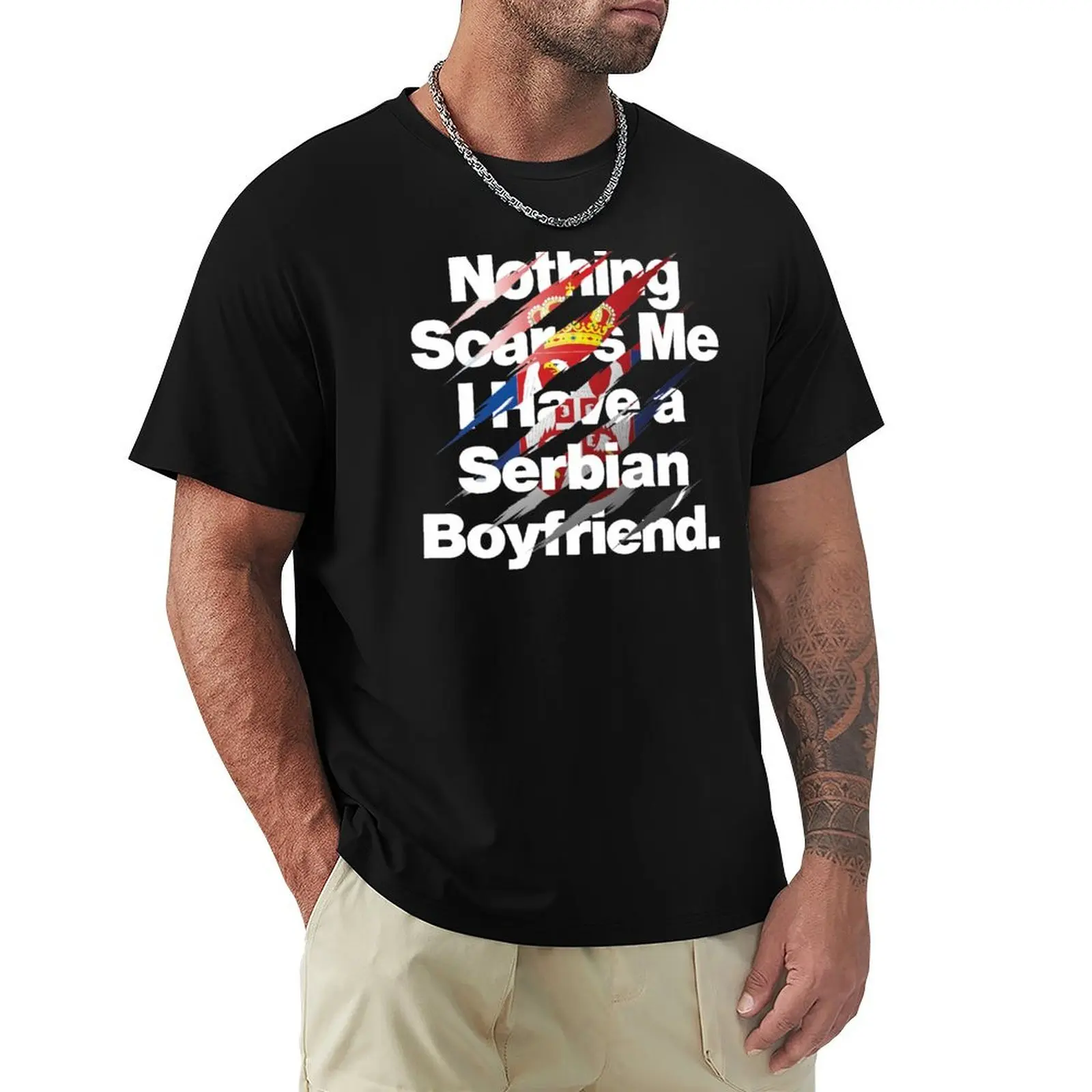 Nada me asusta, tengo un novio serbio, camiseta de Serbia, camiseta lisa de corte regular