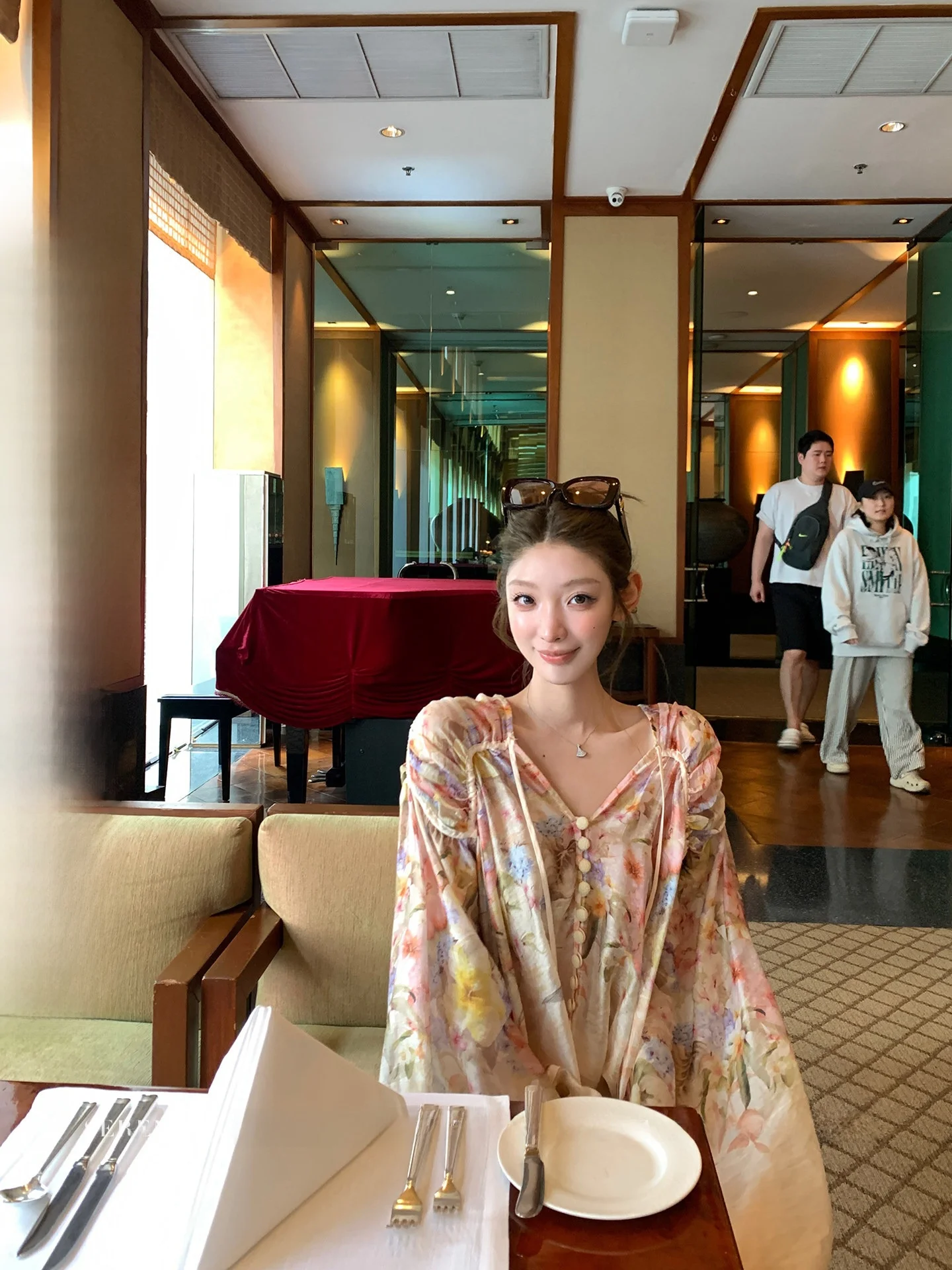 

Женская рубашка Serene Dusk с V-образным вырезом, цветочный принт, абрикосовый цвет, повседневная, свободного кроя, с длинным рукавом, удобная, дышащая, для ежедневной носки