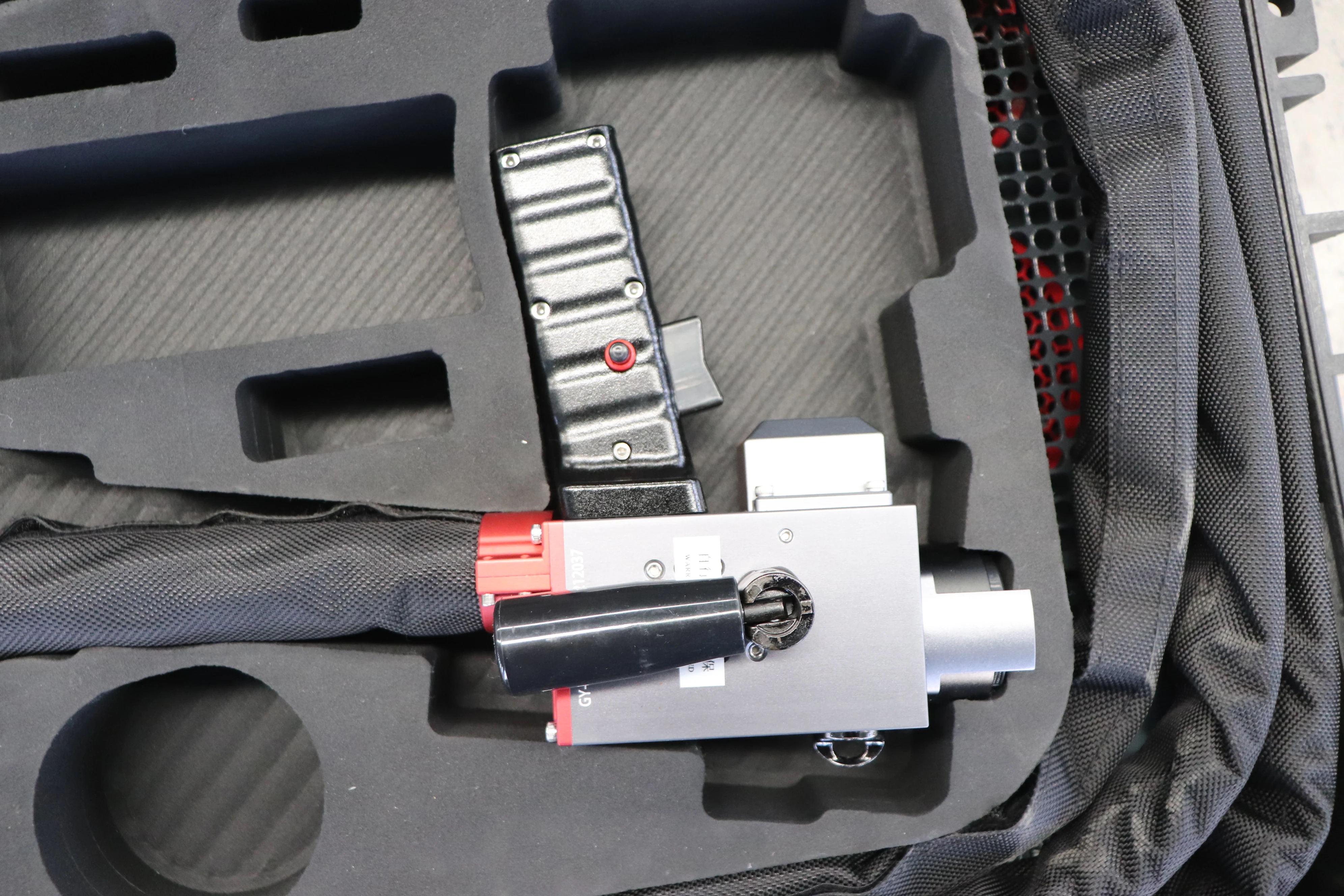 ضمان 3 سنوات آلات تنظيف الحقائب المحمولة والأمتعة المحمولة 45 كجم طلاء الصدأ تنظيف دقيق بالليزر للاستخدام المنزلي