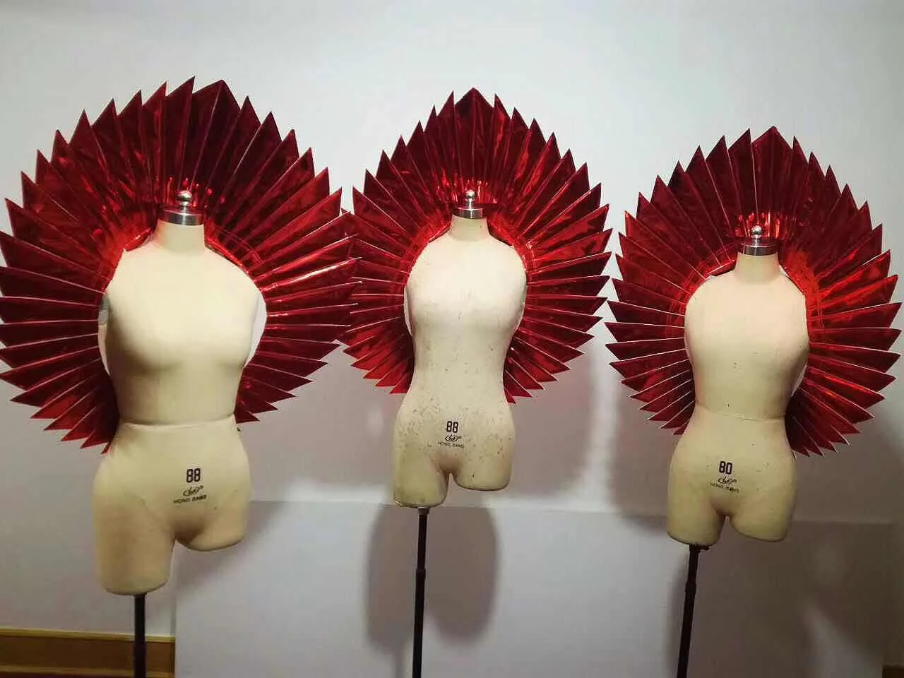 فضي أسود أحمر عاكس الجناح لوحة الكترونية معززة اكسسوارات النساء المرحلة ارتداء ملهى ليلي بار نماذج الحفلات المنصة أزياء مسرحية