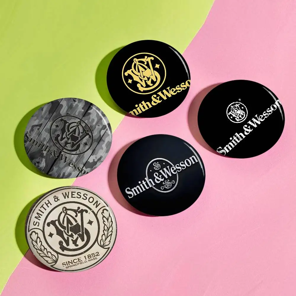 GUN Smith Wesson Cartoon Customizable Soft Button Pin For Women Creative Jewelry Funny Badge Cartoon Lover Hat