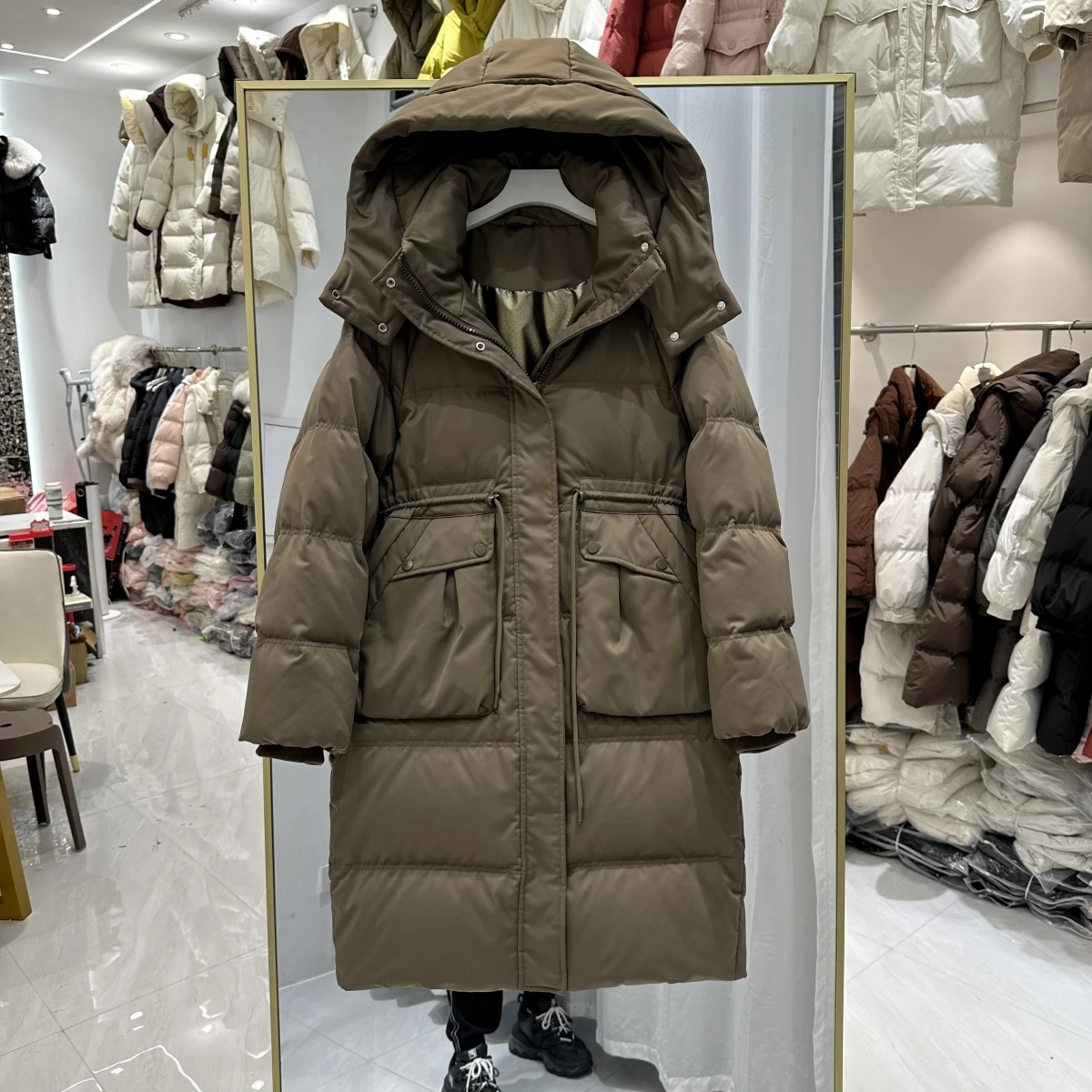 Damska kurtka puchowa na jesień i zimę 2025, średniej długości, za kolano, z kapturem, parka, gruba, ciepła, z białego puchu kaczego.