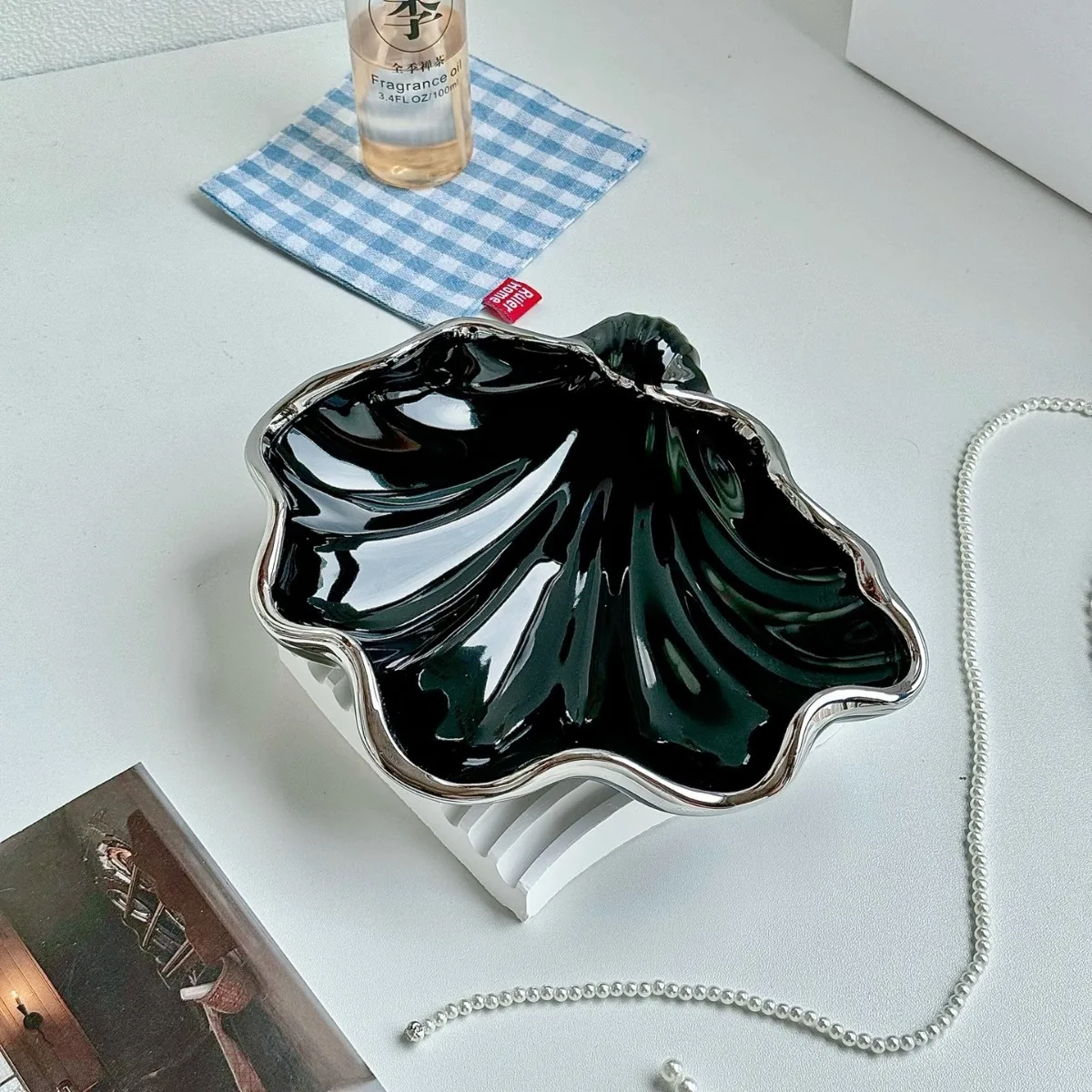 Nordic ins ceramic art shell decoration ornament coffee table desktop entrance key storage box table ornament.