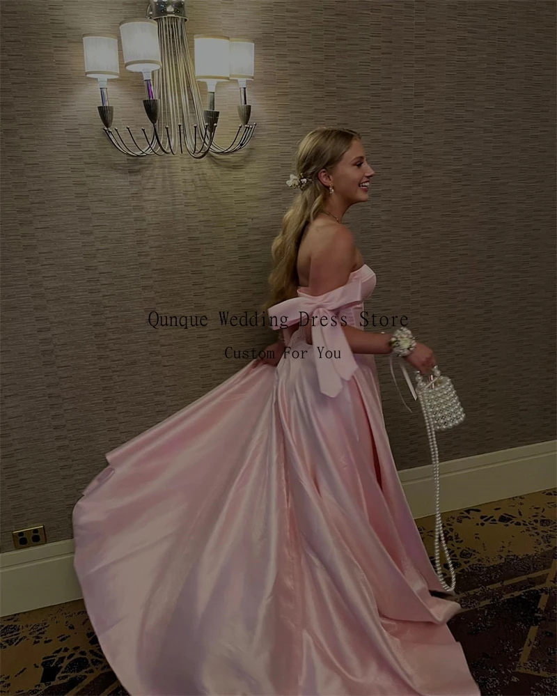 فساتين سهرة أنيقة من الساتان الوردي من Qunque بدون أكتاف وأكمام قصيرة من فيستدوس دي فييستا مع شق فيونكات فستان رسمي مخصص