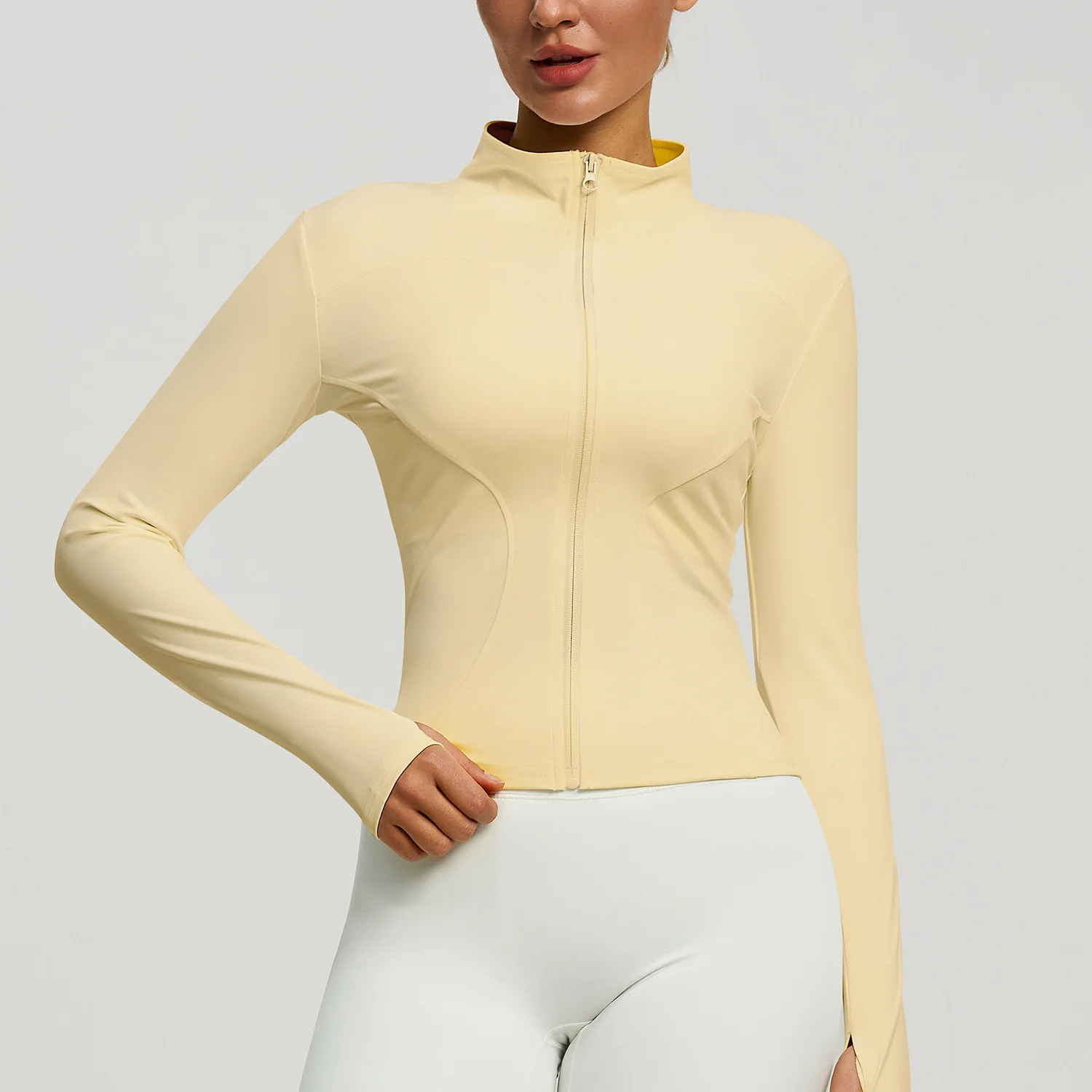 jaqueta-esportiva-feminina-slim-fit-respiravel-de-manga-longa-estilo-europa-e-america-17-roupas-de-yoga-para-mulheres