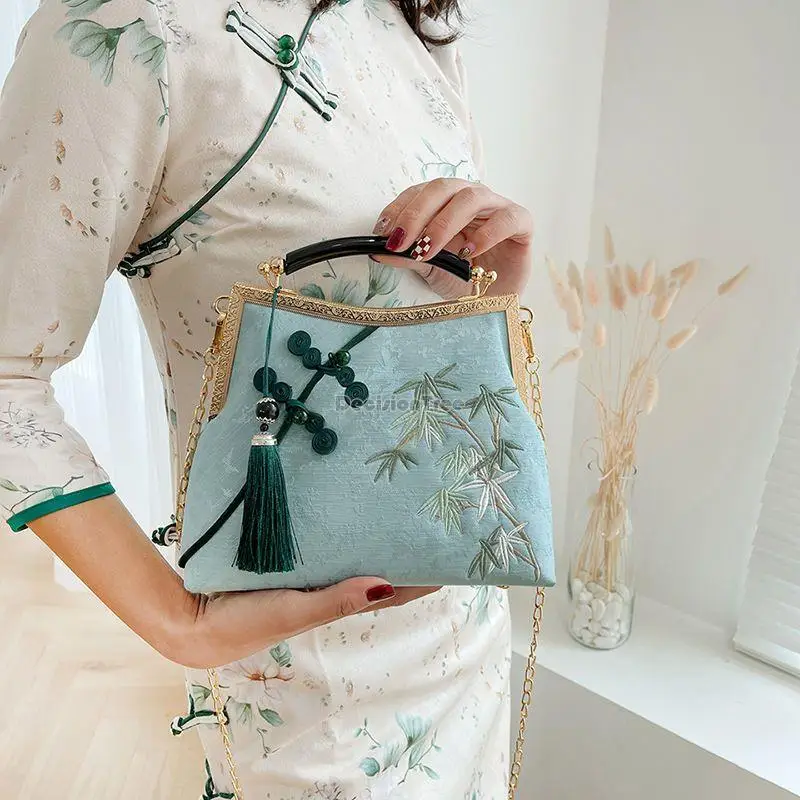 2023 embroidery chinese retro style women daily hanfu accessory bag fashion vintage clip bag crossbody elegant bag handbag s683