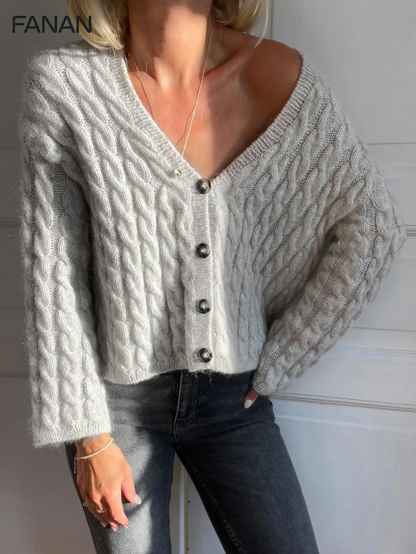 

New Autumn and Winter Niche Knit Cardigan for Women, Designed in a Lazy Style, Gray Fitted V-Neck Cardigan, Casual and Elegant Autumn/Winter Outerwear, Basic Versatile Style for Urban Commuting, Stylish and Fashionable Casual Resort Style, Designer Patter