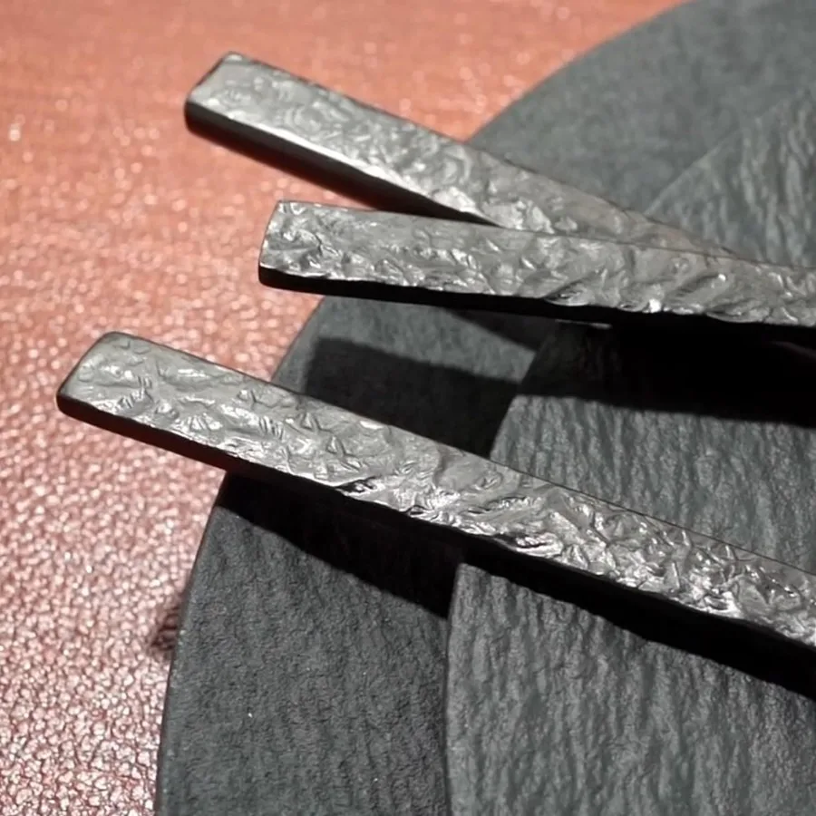 ชุดช้อนส้อมสแตนเลสสตีล 20 ชิ้น สีดำลายตอก สำหรับ 4 ที่ ผลิตจากสแตนเลสสตีล 18/10 คุณภาพสูง ทนทาน ชุดอุปกรณ์บนโต๊ะอาหาร สำหรับโฮ