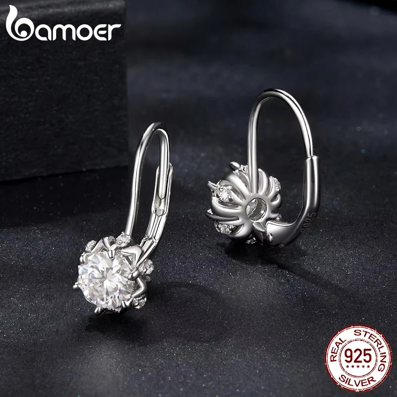 BAMOER Platinum Plated Moissanite Flower Earrings dla kobiet, okrągły diament laboratoryjny 925 Sterling Silver Hipoalergiczne kolczyki