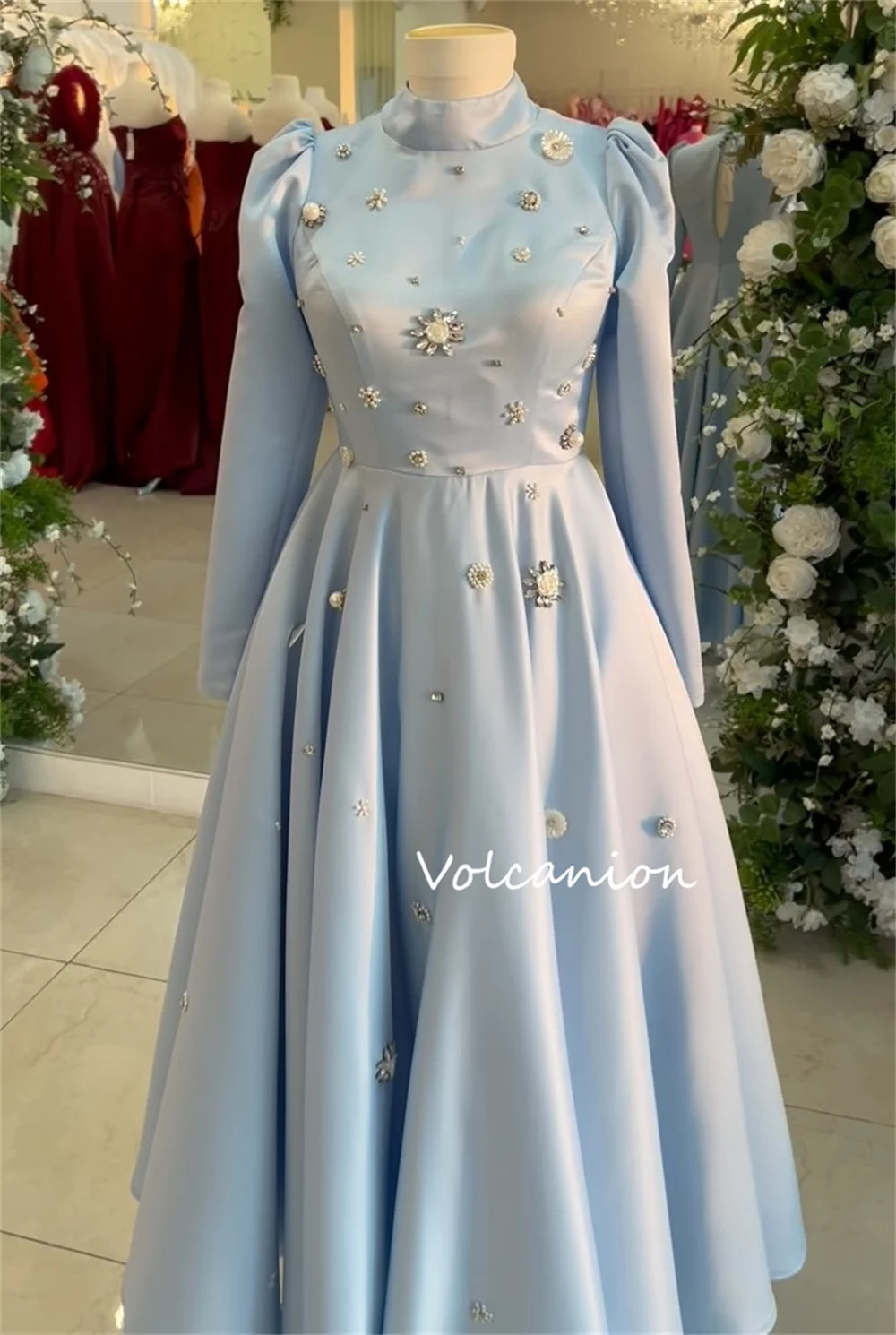 فساتين متوسطة الطول ذات ياقة عالية مطرزة من Charmeuse مخصصة حسب الطلب مناسبة للحفلات الرائعة