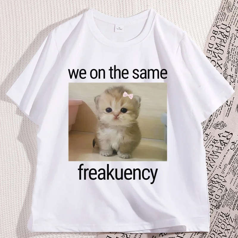 

We on The Same Freakuency Cat Meme футболка Brainrot странная футболка повседневная футболка с коротким рукавом и круглым вырезом с принтом женская одежда