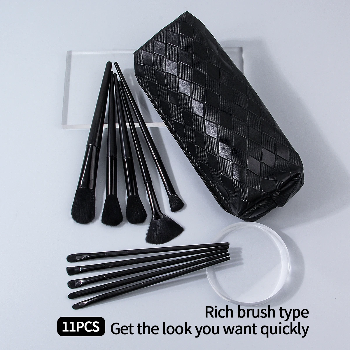 Le ensemble de pinceaux de maquillage professionnels de 11 pièces comprend 10 pinceaux de maquillage noirs et 1 sac de rangement portable pour pinceaux de maquillage