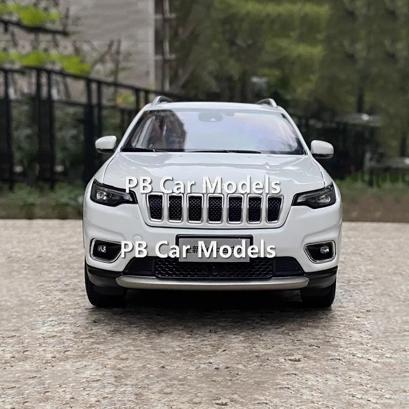 1/18 Original 2019 Free Light Cherokee Car Model Alloy Car Model