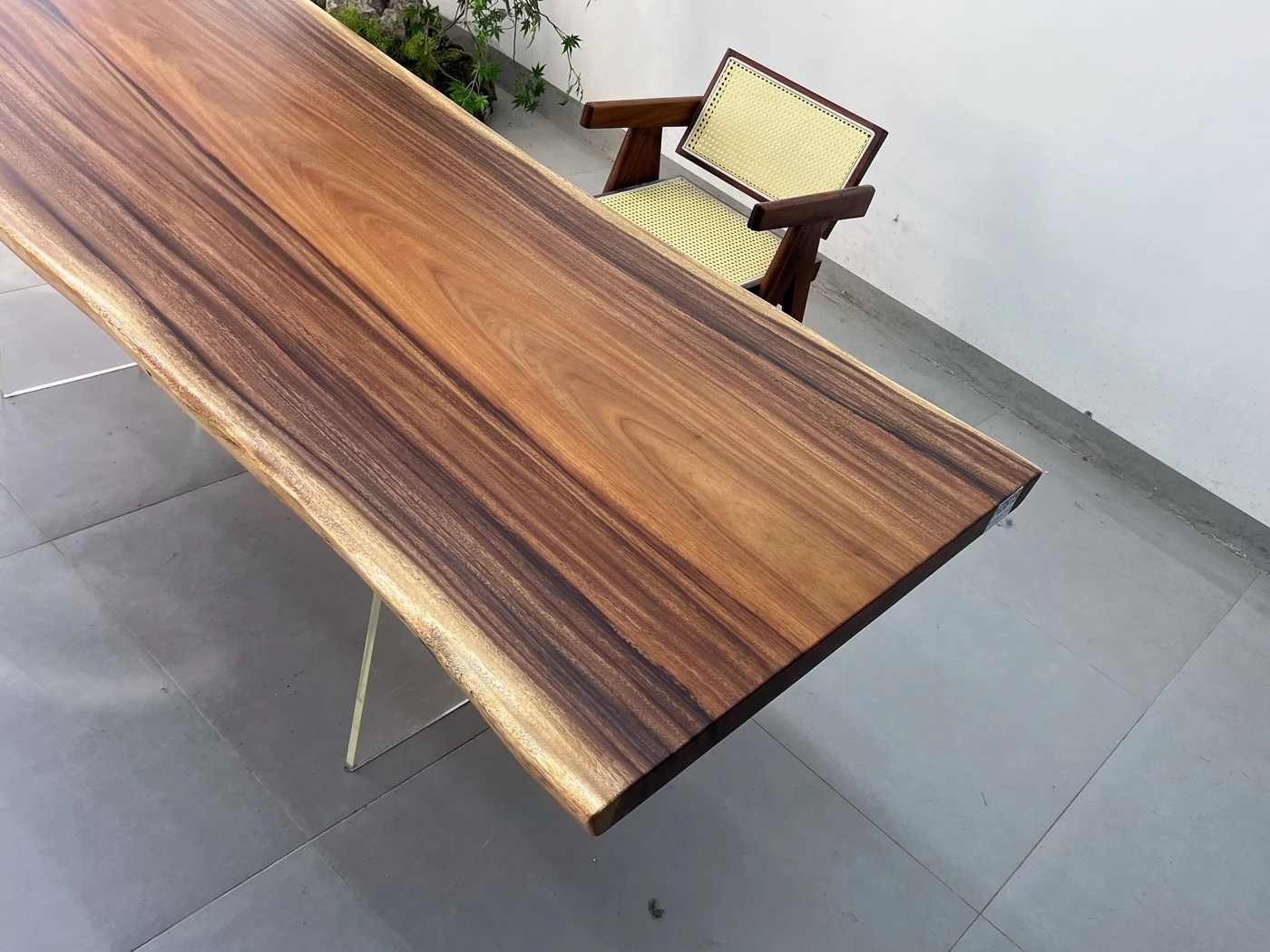 La tavola in noce per uso dome - Office Furniture Useful Life recensione e prezzo
