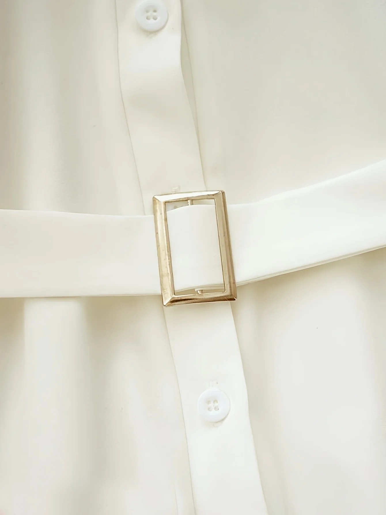 Biała elegancka sukienka koszulowa z kołnierzykiem polo, pasek wyszczuplający, spódnica o średniej długości