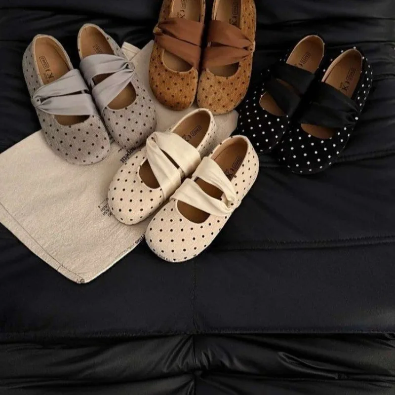 Damen-Ballerinas mit Polka-Dot-Muster, runder Zehenpartie, französischem Retro-Stil, weicher Sohle und gedrehtem Satinriemen, flache Schuhe für den Alltag. – Detail 3