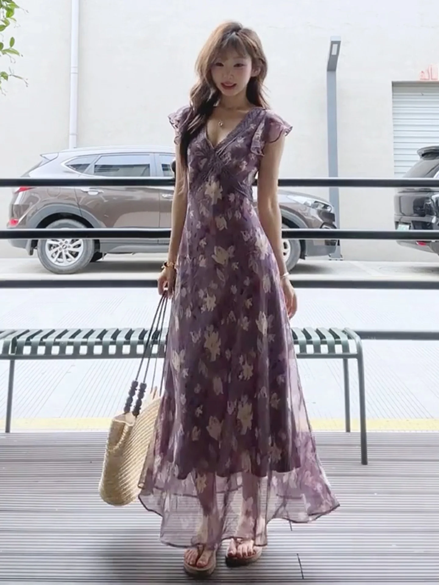 กระโปรงยาวทรงสวยสไตล์ญี่ปุ่น ลายดอกไม้สีม่วง คอวี รัดเอว สำหรับผู้หญิง ใส่ไปเที่ยวทะเล ฤดูร้อน 2025