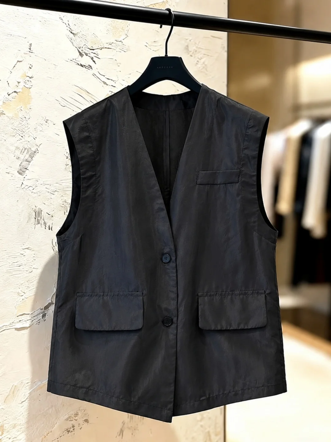 

Elegant V-Neck Sleeveless Vest Summer 2026 Single Button Casual Fashion High Quality Commute Style Women's Outerwear