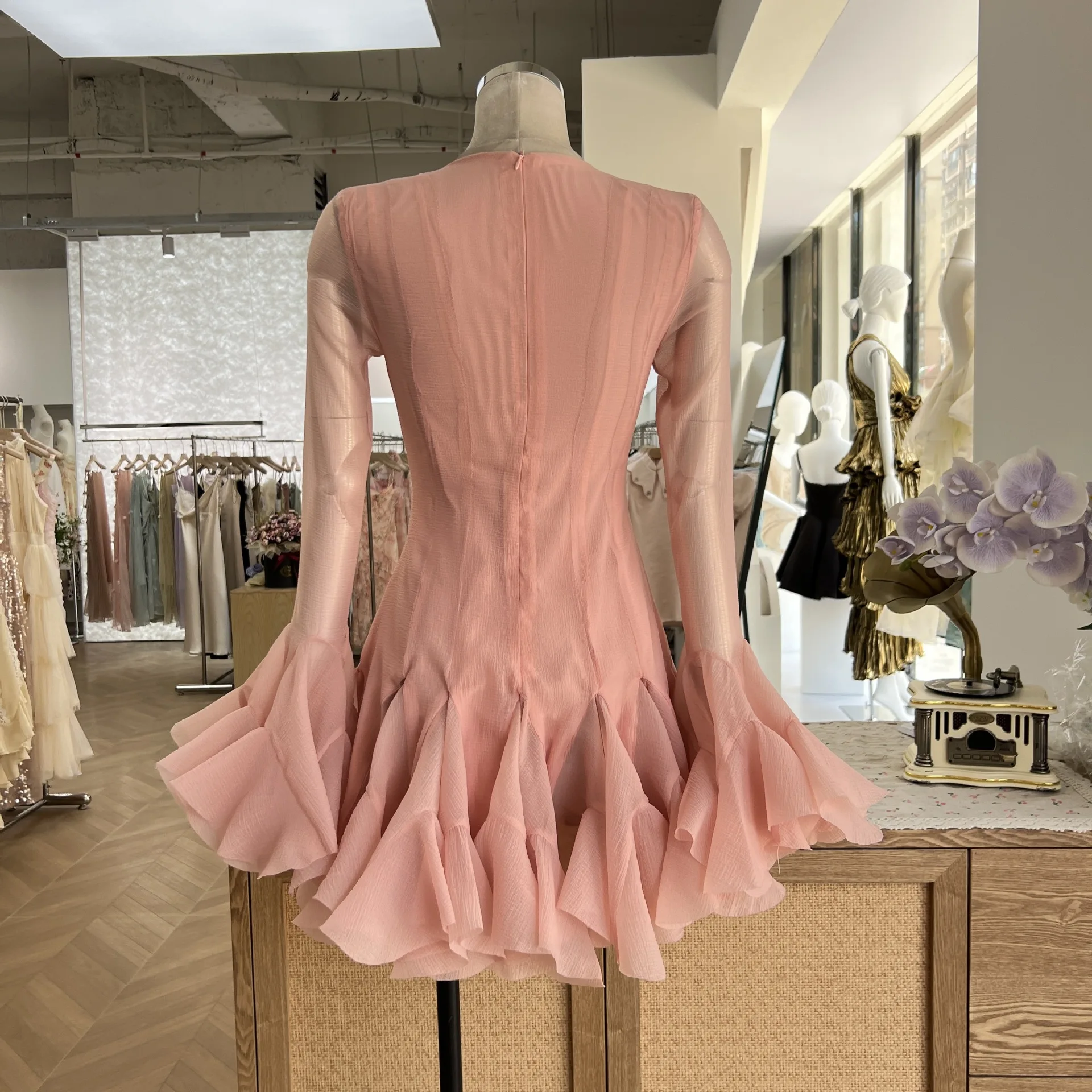 فستان حلو غير متماثل مزين بالزهور مع أزرار، تنورة قصيرة بقصة ضيقة، تصميم فريد من نوعه