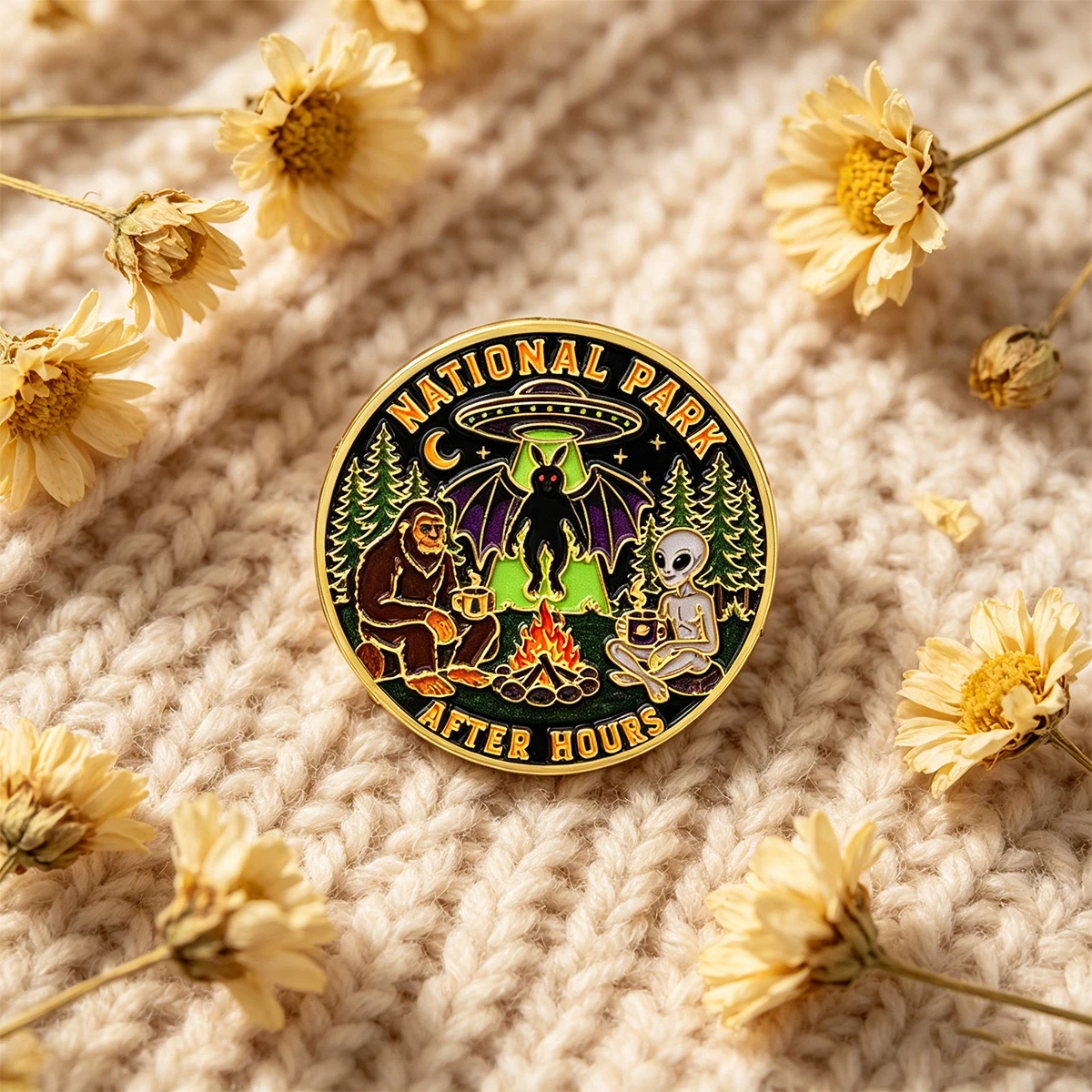 9 Stück NATIONAL PARK AFTER HOURS Emaille-Pin mit Horror-Motiv, Ansteckbrosche für Rucksack, Jeansjacke, Geschenk für Wanderliebhaber – Detail 3