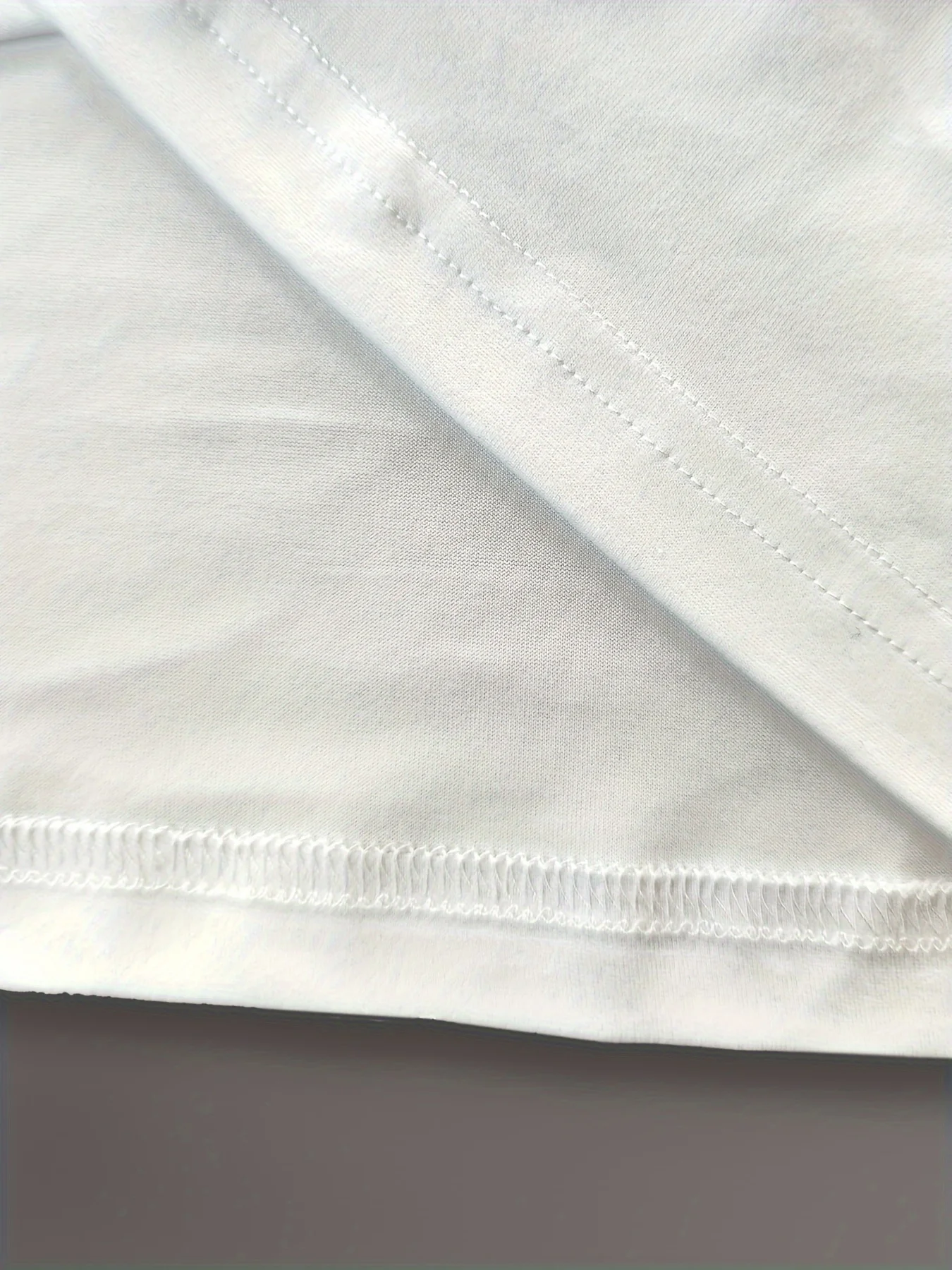 Damska koszulka graficzna FADEAWAY - modny nadruk okularów z napisami \"Never Fade Away\" i \"Explore Your Dark Side\".