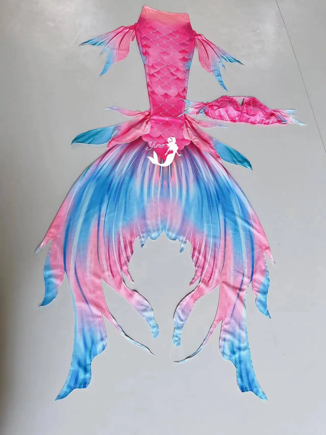

Tailor-Made Chinese-Style Mermaid Swimsuit for High-Definition Fish-Tail Diving and Freediving in an Oceanic Aquarium