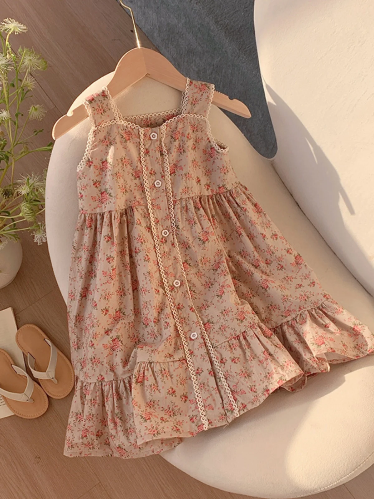 ファイオナブルな花柄レースのトリムが付いた、小さな女の子向けの2024年夏の新作韓国風スリムベストスカート、女の子の服